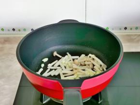 起油锅，加入蒜炒香，下海鲜菇翻炒。