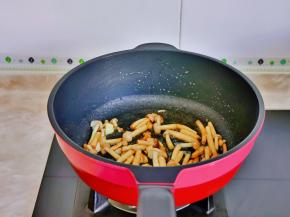 加入生抽翻炒均匀。