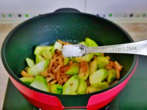 按个人口味加入盐翻炒。