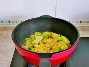 再加入汤勺纯净水，下入鸡蛋翻炒均匀，炒熟即可关火。