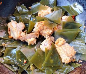 放入海带大火快速翻炒均匀