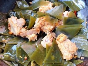 放入海带大火快速翻炒均匀