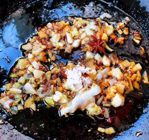 放入调味料糖、一品鲜酱油炒匀