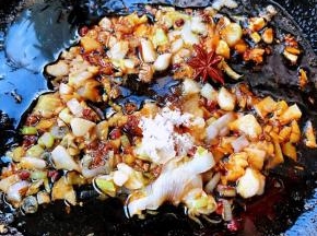 放入调味料糖、一品鲜酱油炒匀