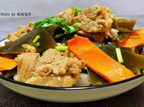 营养丰富的排骨炖海带装入容器中就大功告成了