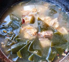 添加适量清水大火炖起来