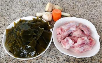 准备原材料排骨、海带、胡萝卜、葱、姜、蒜