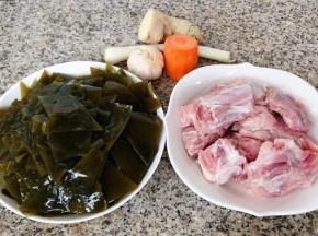 准备原材料排骨、海带、胡萝卜、葱、姜、蒜