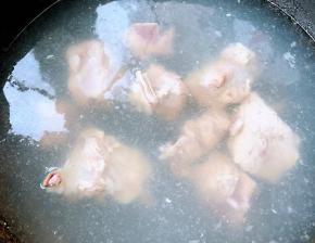 锅中烧开水放入排骨同时放入料酒焯水断生去除油脂和杂质