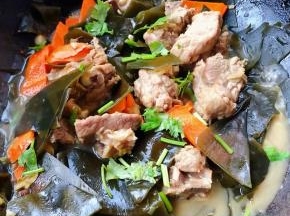 最后放入味精和香菜提鲜即可出锅享用
