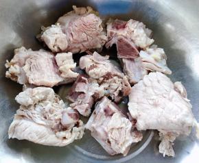 焯好水的排骨立即放入冷水中过凉多冲洗几遍洗净沥干水份