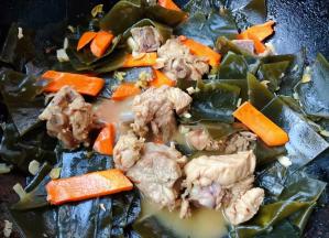 炖至汤汁不多时放入胡萝卜同时放入盐改小火炖五分钟