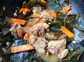 炖至汤汁不多时放入胡萝卜同时放入盐改小火炖五分钟