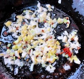 锅中倒入底油加热放入八角花椒炸香再放入葱姜蒜爆香