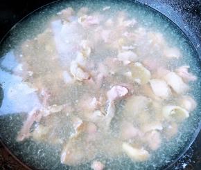 锅中烧开水放入鸡腿肉同时放入料酒焯水去除油脂和杂质