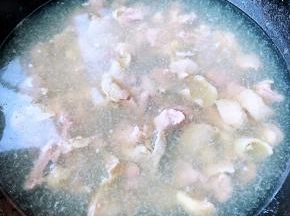 锅中烧开水放入鸡腿肉同时放入料酒焯水去除油脂和杂质