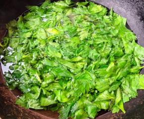 芹菜叶也要放入开水中焯水断生后立即放入冷水中过凉后沥干水份