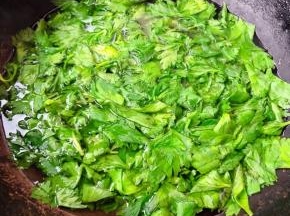 芹菜叶也要放入开水中焯水断生后立即放入冷水中过凉后沥干水份