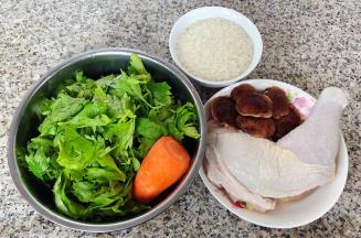 准备原材料大米、鸡腿、焯好水的香菇、芹菜叶、胡萝卜