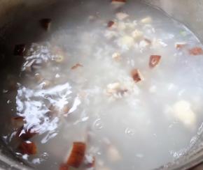 大米粥煮至六成熟放入鸡腿肉和香菇改中火煮十五分钟