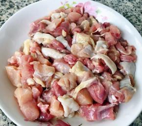 鸡腿剔骨肉肉切成小块
