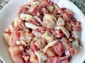 鸡腿剔骨肉肉切成小块