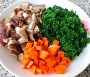 香菇、胡萝卜切丁芹菜切碎