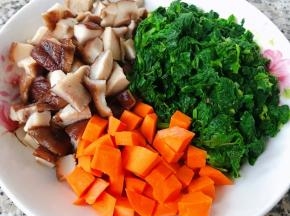 香菇、胡萝卜切丁芹菜切碎
