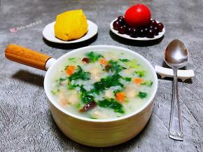 鲜嫩可口的鸡腿香菇芹菜粥装入容器中搭配玉米饼和水果一起吃超级完美