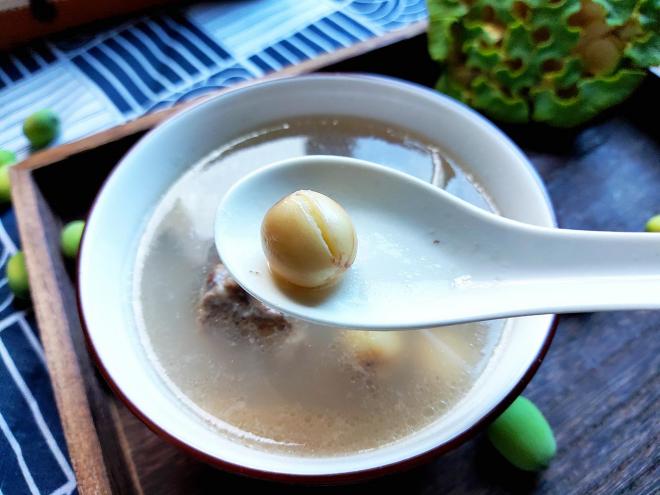 新鲜莲子排骨汤