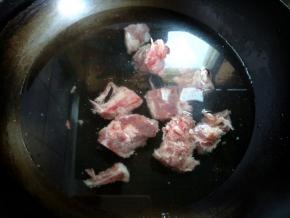 排骨洗干净，冷水下锅，开始焯水，记住火不要太大，中火就好。