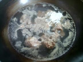 煮到排骨全部变色，白沫不再明显增加，就关火。将排骨捞出，热水冲洗一下。不过白沫不是很多的话，也可以不洗。