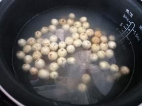 将洗干净的排骨投入电饭锅中，这时候水有点热，刚刚好，继续煮汤。