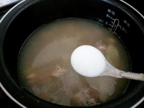 在煮汤程序的最后15分钟左右，加1小勺盐，拌匀，盖上继续煮到时间结束。