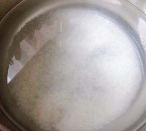 大米淘洗干净添加适量清水大火煮起来
