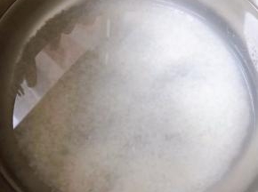 大米淘洗干净添加适量清水大火煮起来