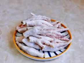 首先我们一定要把鸡爪的指甲用食品剪刀剪掉，不可以省略，剪好洗干净。