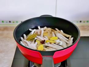 煮鸡爪啦！冷水下锅，加入八角，香叶，姜片，料酒。