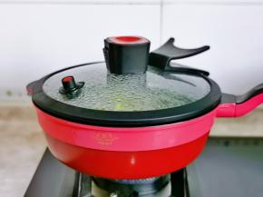 盖上盖子烧开后转小火煮约15分钟。（时间可以根据个人喜欢的口感增减，喜欢脆一点的减短时间）