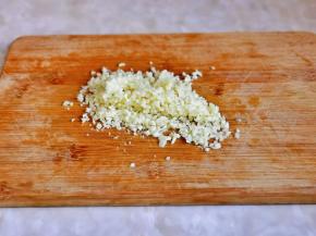 大蒜去皮切碎。