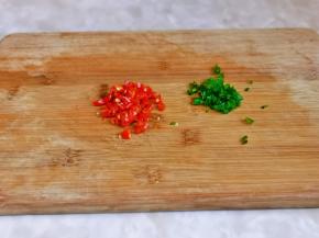 辣椒洗干净切段，小葱切葱花。