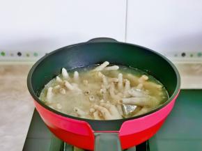 这时鸡爪也煮好啦，用温水反复冲洗，干净为止。