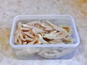 再加入冰水中，鸡爪有了这一步口感特别好。（可以提前冰一盒水）