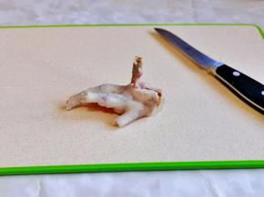 鸡爪去骨，我只去掉了中间的大骨头，把鸡皮划开。