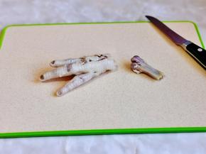 用手扭一下骨头就下来啦！