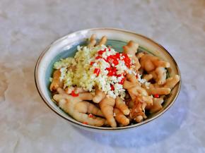 按个人口味加入盐，蒜末，辣椒。