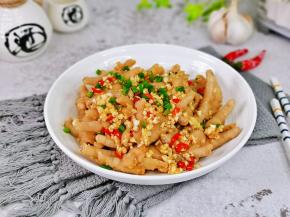 装盘撒上葱花，即可食用。