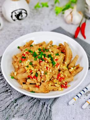 来杯啤酒，开动喽。