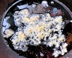 锅中倒入底油加热放入蒜粒爆香