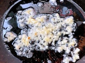 锅中倒入底油加热放入蒜粒爆香